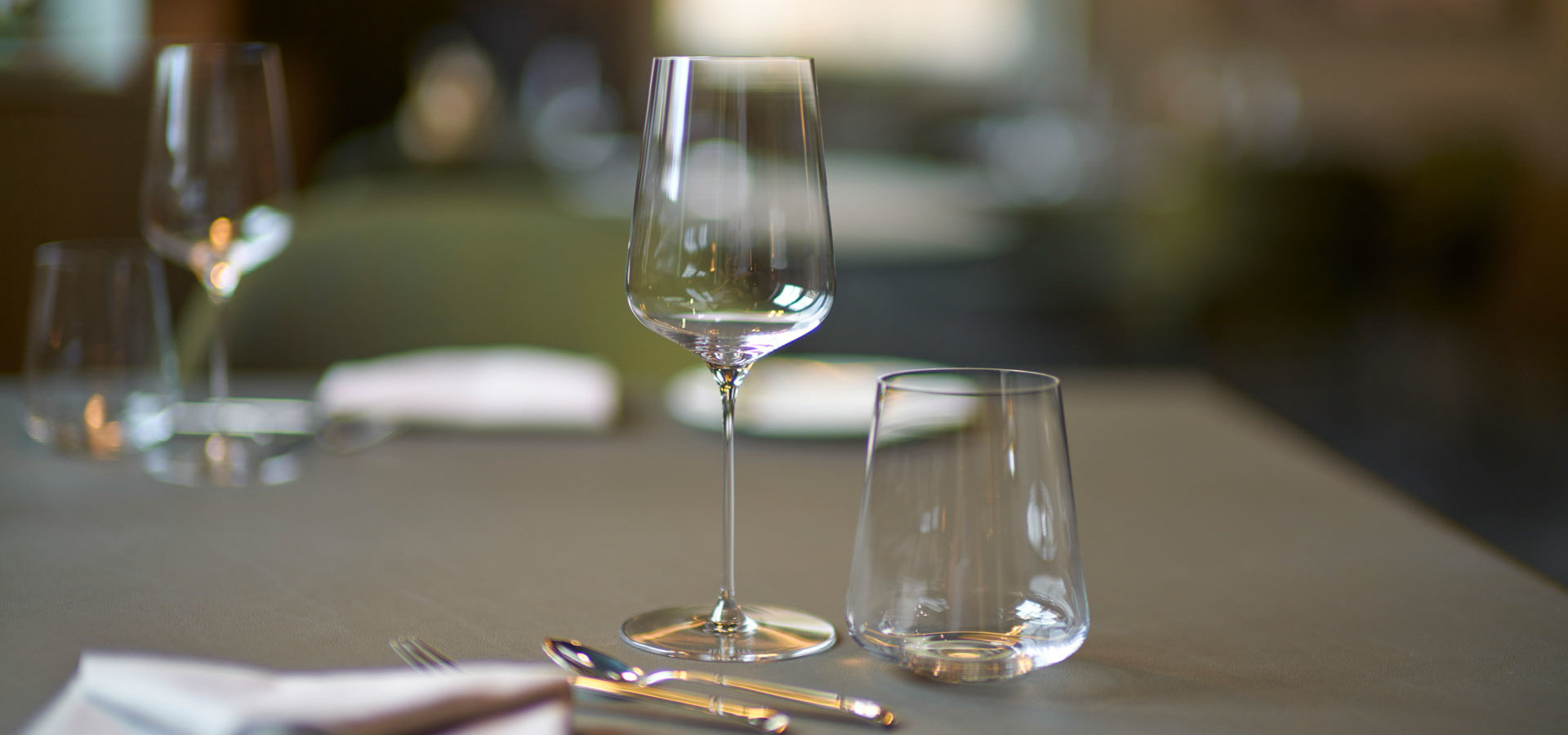 Detailaufnahme zweier Gläser auf einem gedeckten Tisch im Gourmet Restaurant im Harz