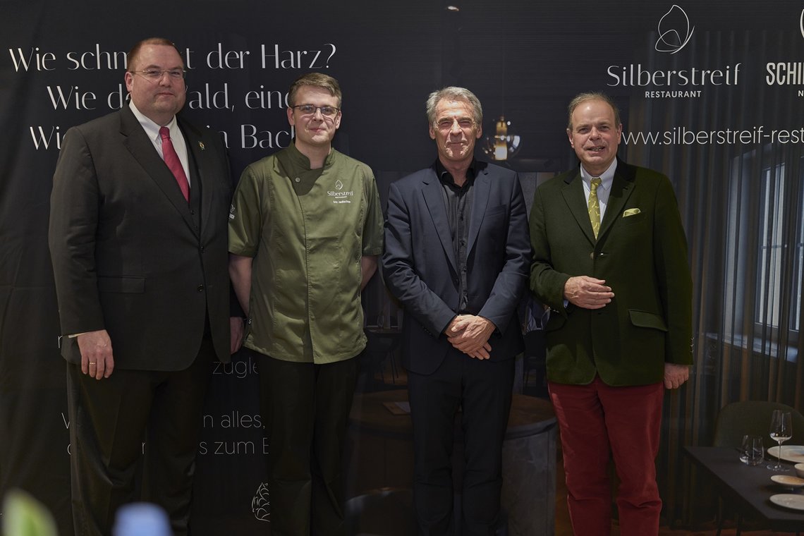 Aufnahme von Claas Plesch, Eric Jadischke, Dr. Tillmann Blaschke und Dr. Clemens Ritter von Kempski bei der Eröffnung des Restaurant Silberstreifs